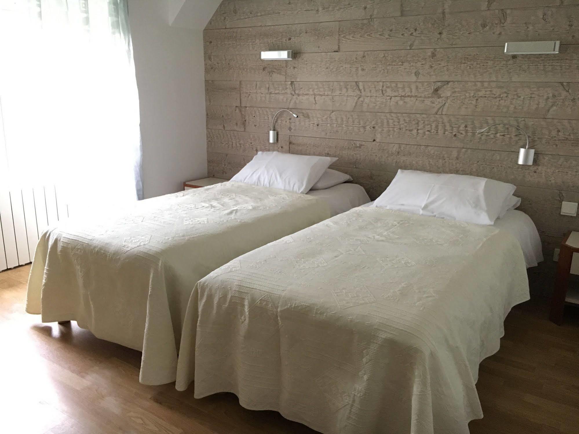 Logis Hotel "Ici M'Aime" Rouvray  Eksteriør billede