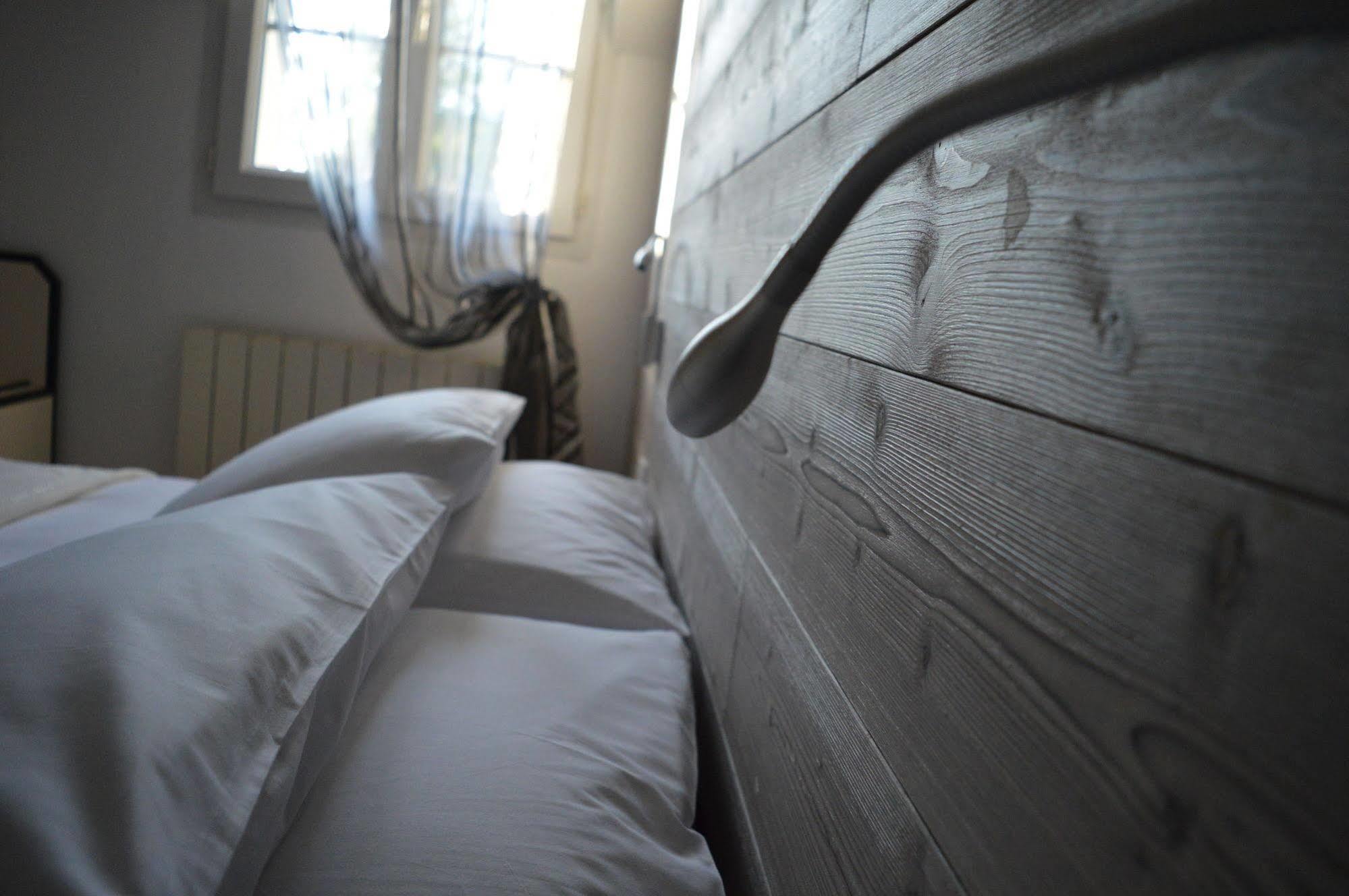 Logis Hotel "Ici M'Aime" Rouvray  Eksteriør billede