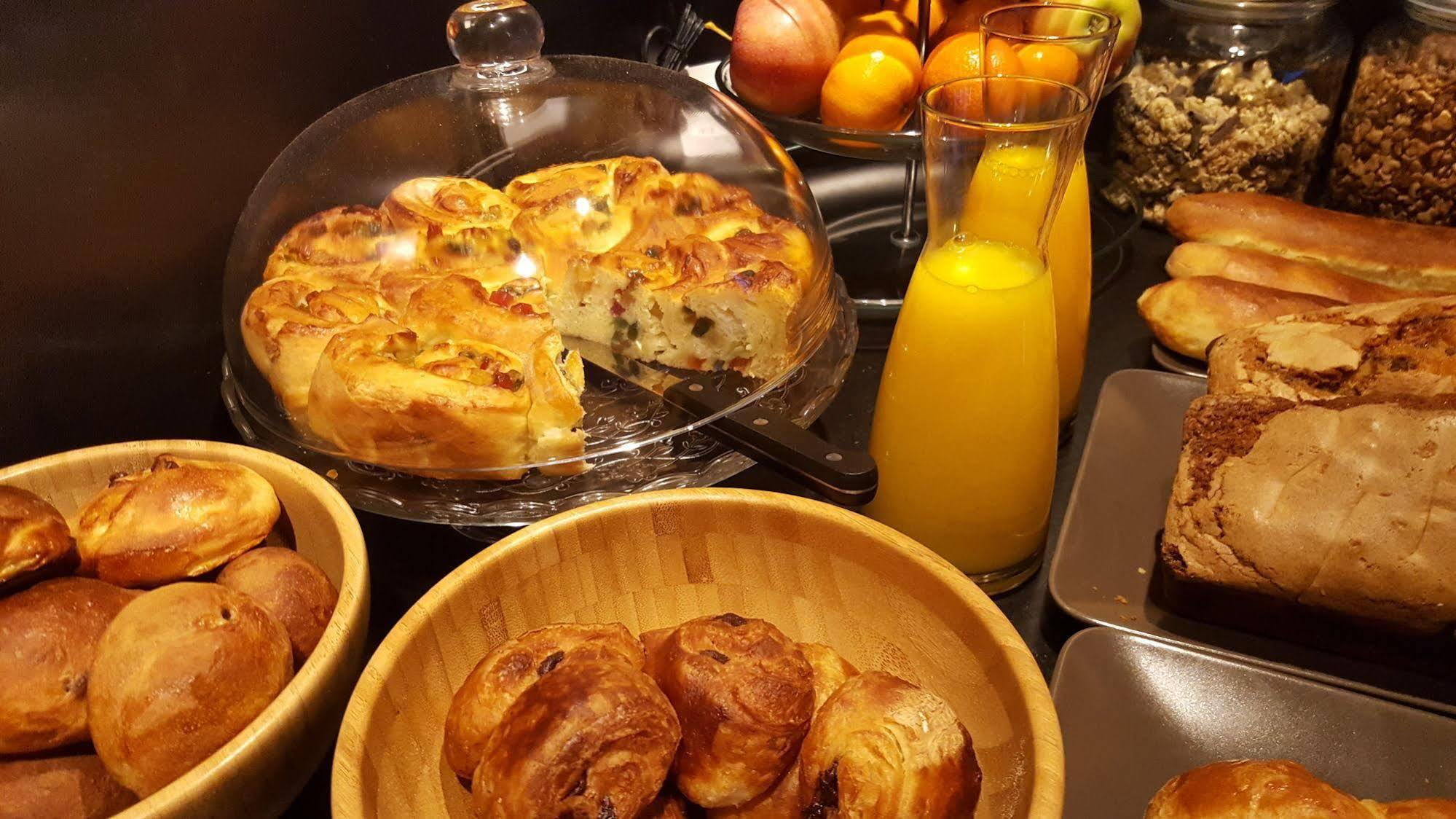 Logis Hotel "Ici M'Aime" Rouvray  Eksteriør billede